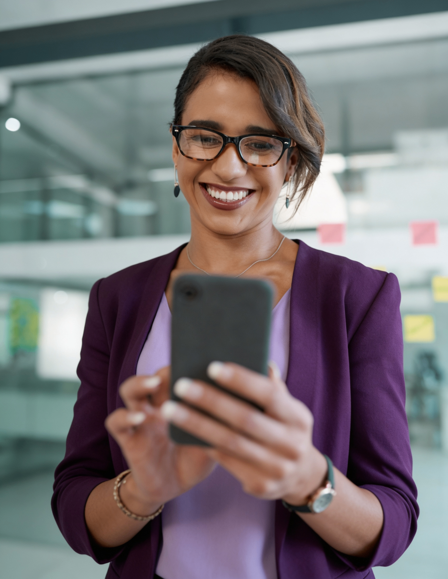 Profissional sorrindo enquanto usa o app Wiipo no celular